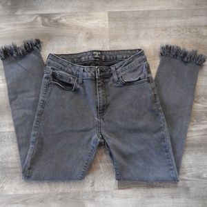 JustBlack / Frayed Ankle Jeans